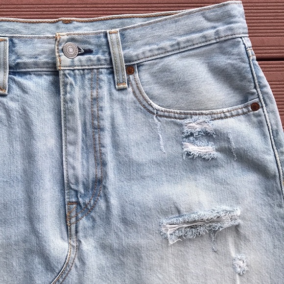 Levi’s Distressed Mini Denim Skirt Size 30 Levi Strauss Light Wash - Picture 3 of 11